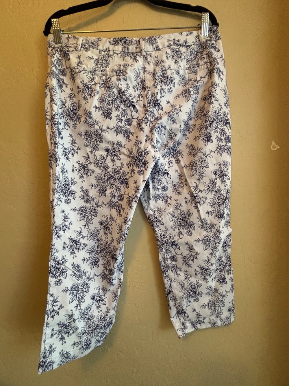 Mario Serrano Floral Blue & White Cropped Pants Women’s Size 12 - Picture 2 of 9